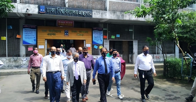 দীর্ঘদিন পর গ্রন্থাগারে ঢাবি শিক্ষার্থীরা, আনন্দিত উপাচার্য