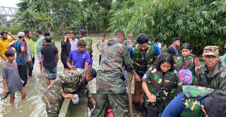 বন্যায় আটকেপড়া ঢাবি শিক্ষার্থীদের উদ্ধার করেছে সেনাবাহিনী