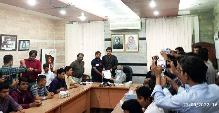 ৩০ দফা দাবিতে উপাচার্যকে ঢাবি ছাত্রলীগের স্মারকলিপি