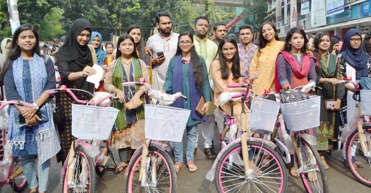 শেখ হাসিনার জন্মদিন উপলক্ষে ৭৬ ছাত্রীকে সাইকেল দিলো ছাত্রলীগ