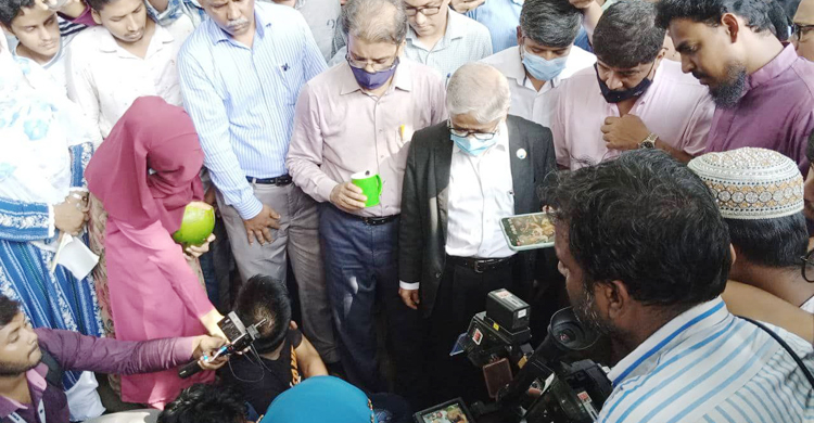 হাসনাতের অনশন ভাঙালেন ঢাবি উপাচার্য, দাবি পূরণের আশ্বাস