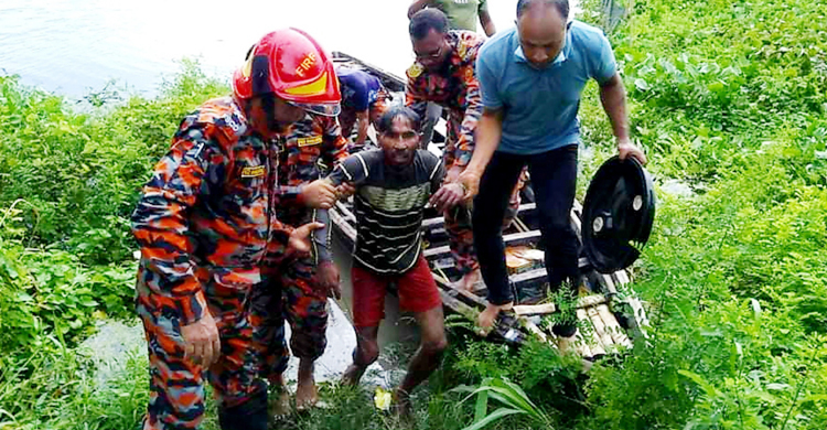 পুলিশের ভয়ে ডোবায় লাফ, দুই ঘণ্টা পর জীবিত উদ্ধার