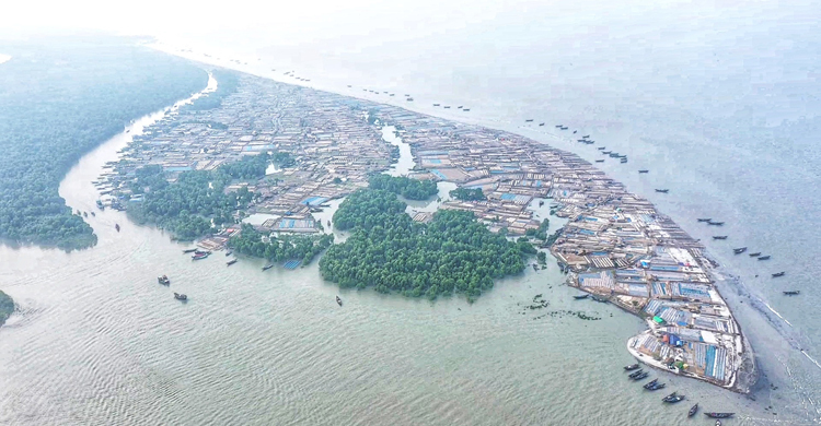 নীরবে কাঁদছেন দুবলারচরের জেলেরা