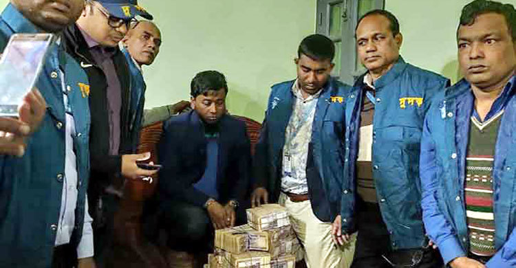 প্রকল্প কর্মকর্তার খাটের নিচে ২ কোটি টাকা, অবাক দুদক