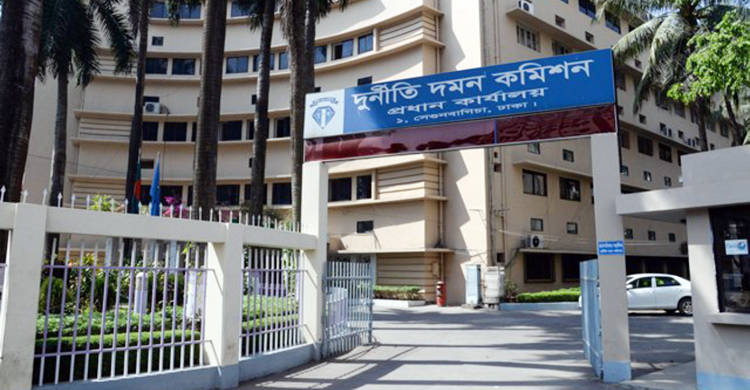 বাংলাদেশ ব্যাংকের ৪ কর্মকর্তাকে দুদকের জিজ্ঞাসাবাদ