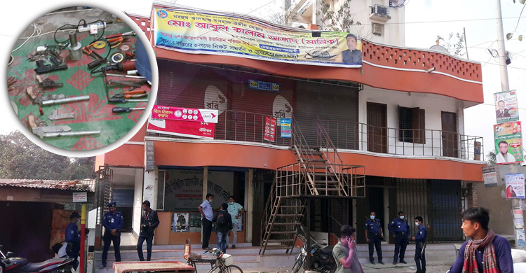 পাবনায় অস্ত্র তৈরির কারখানার সন্ধান, দুজনকে গ্রেফতার