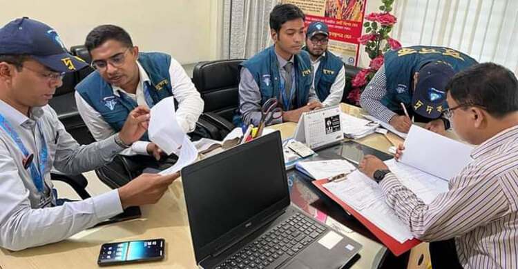 ঘুসের বিনিময়ে কম ভ্যাট নিয়ে দুদকের হাতে ধরা রাজস্ব কর্মকর্তা