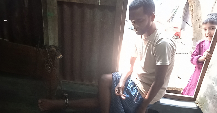 বাবার মৃত্যুর পর পাল্টে যান দুলাল, এক যুগ ধরে শিকলবন্দি