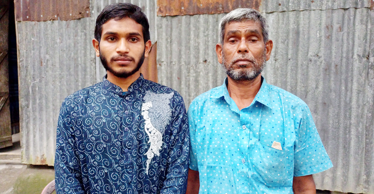 জমি বন্ধকের টাকায় পড়ে মেডিকেলে ভর্তির সুযোগ পেলেন দুলাল