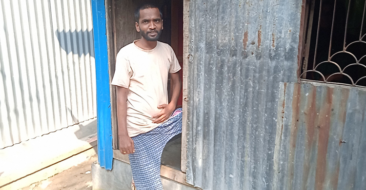 বাবার মৃত্যুর পর পাল্টে যান দুলাল, এক যুগ ধরে শিকলবন্দি