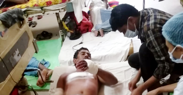 পুলিশ পরিচয়ে ঘরে ঢুকে স্বামী-স্ত্রীকে কুপিয়ে জখম