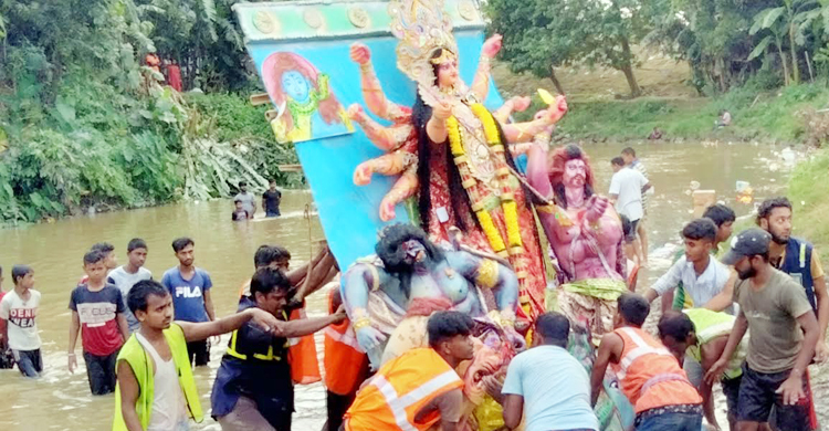 ত্রিপুরায় দ্বাদশীতেও দেড়শর বেশি প্রতিমা বিসর্জন