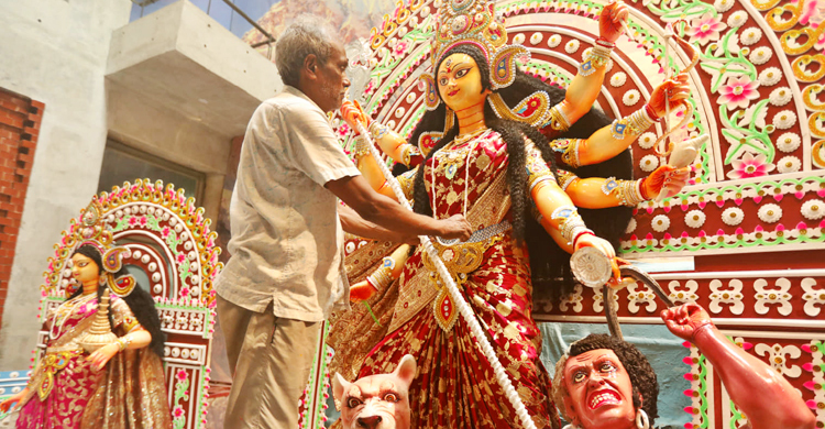 দেবী দুর্গার আমন্ত্রণ ও অধিবাসের মাধ্যমে সন্ধ্যায় স্বাগতম