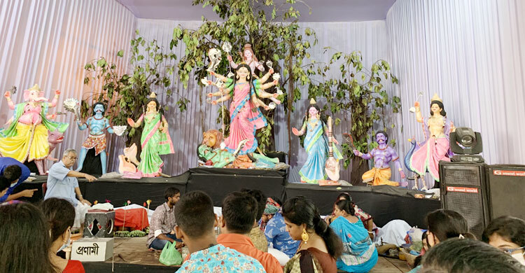 পূজার্চনায় ব্যস্ত পুরান ঢাকার সনাতন ধর্মাবলম্বীরা