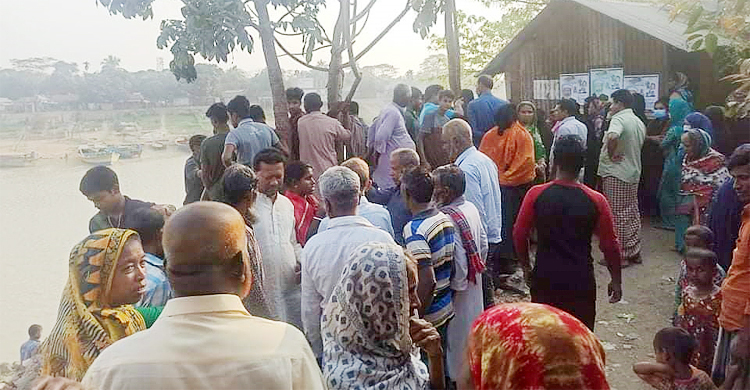 পাশের বাড়িতে মিলল হাত-পা ও মুখ বাঁধা গৃহবধূর মরদেহ