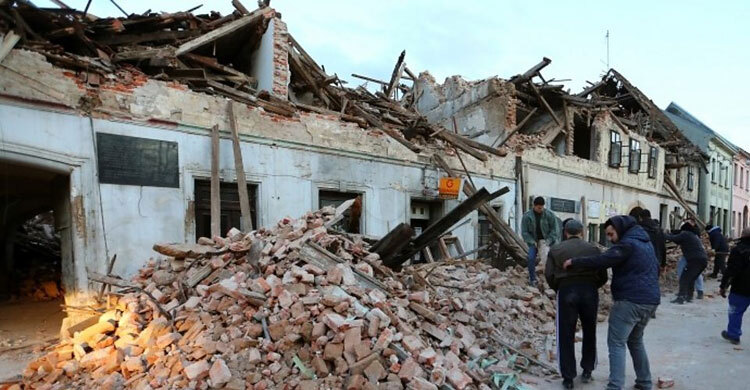 Croatia earthquake: 7 dead as rescuers search rubble for survivors