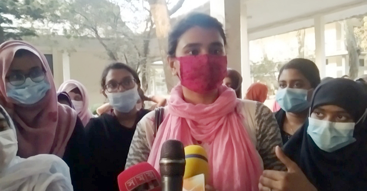 পরীক্ষা না নিলে কলেজ ছাড়বে না হোম ইকোনমিক্সের শিক্ষার্থীরা