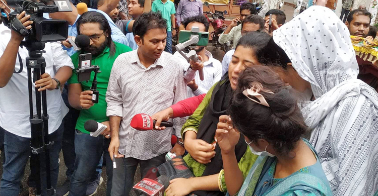 অনশন বাতিল করে ফিরে গেলেন ইডেন ছাত্রলীগের ১২ নেত্রী