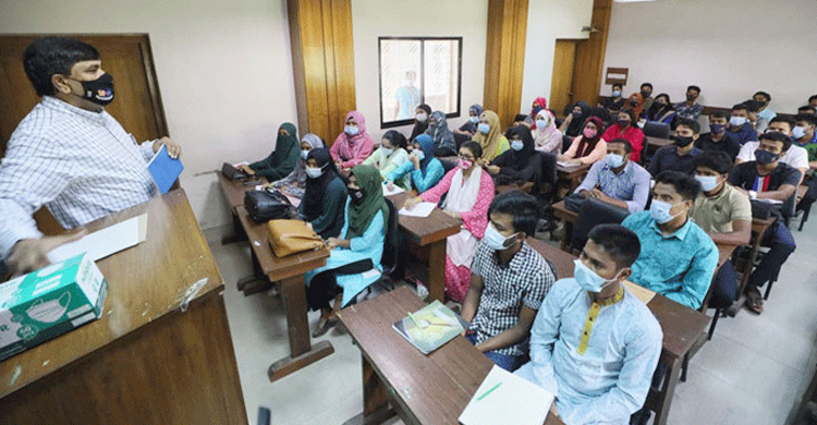 শিক্ষকদের মর্যাদা-আর্থিক নিরাপত্তা বড় চ্যালেঞ্জ