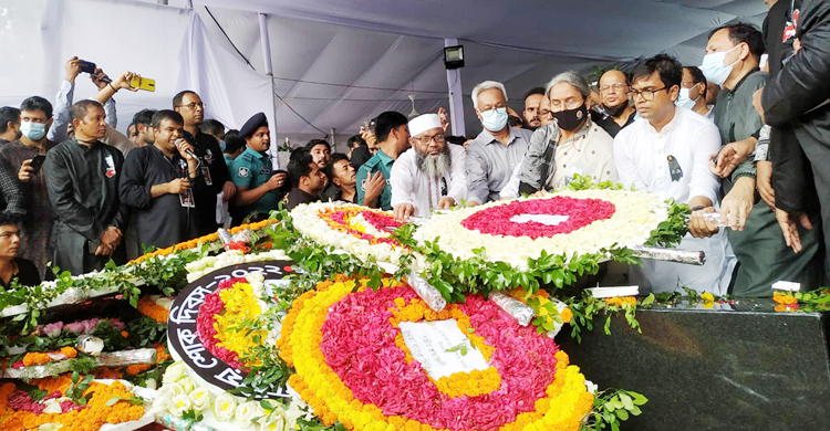 বঙ্গবন্ধুর প্রতিকৃতিতে শিক্ষামন্ত্রীর শ্রদ্ধা