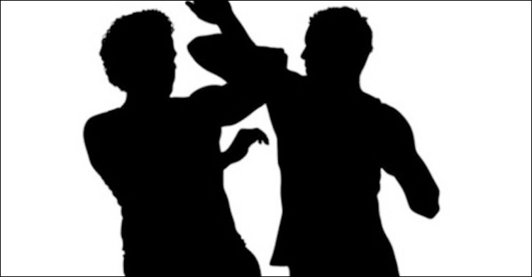 মেয়েকে উত্ত্যক্তের প্রতিবাদ করায় বাবাকে মারপিট