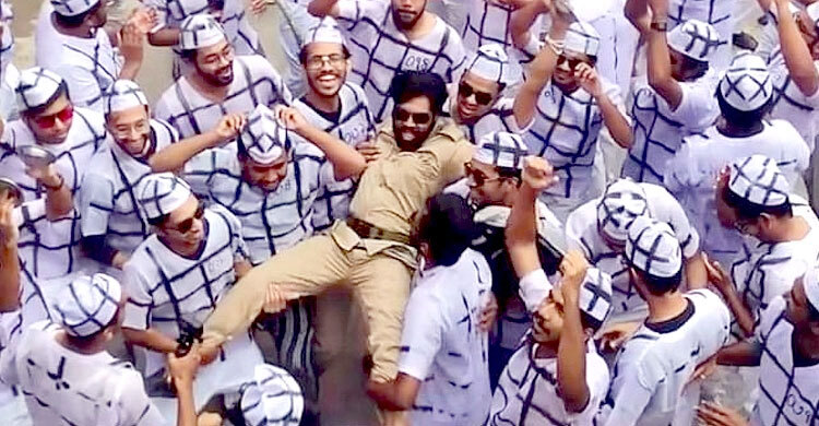 স্নাতক শেষে বাঁধভাঙা উল্লাস ‘কয়েদিদের’