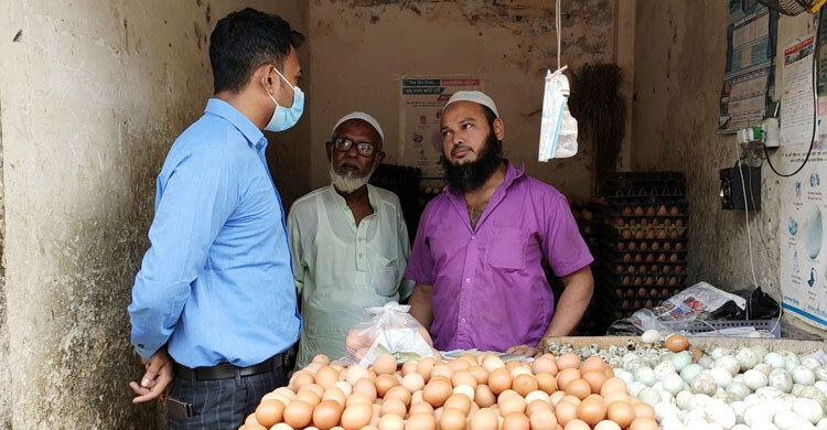 মূল্য তালিকা না থাকায় ৩ ডিমের আড়তকে জরিমানা
