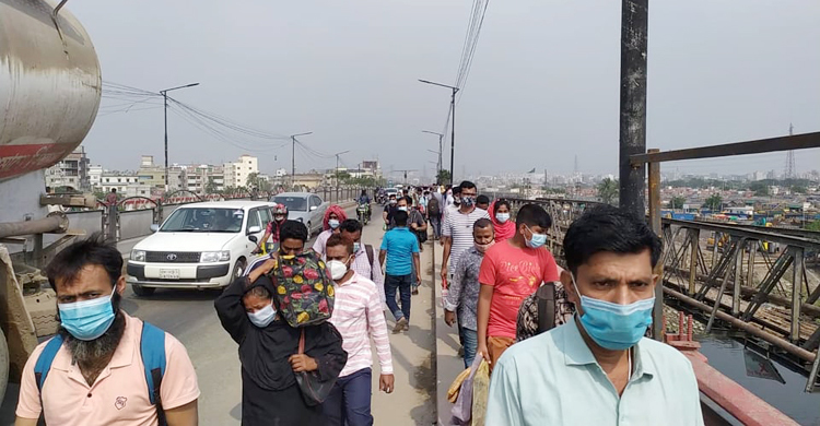 হেঁটেই ঢাকা ছাড়ছে ঘরমুখো মানুষ