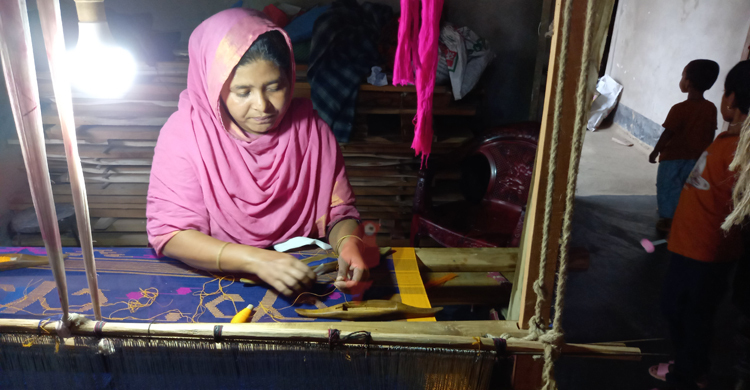 শাড়ি বিক্রির টাকায় ঈদ করার আশায় মনিপুরি তাঁতিরা