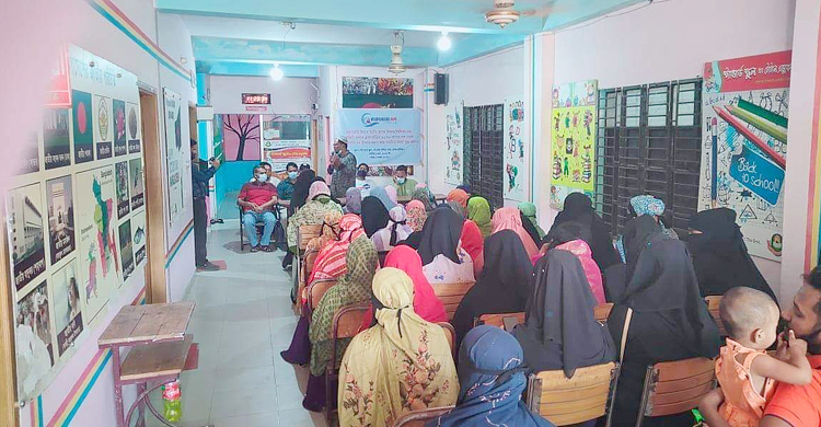 শিক্ষক-কর্মচারীদের ঈদ উপহার দিল সাবেক শিক্ষার্থীরা