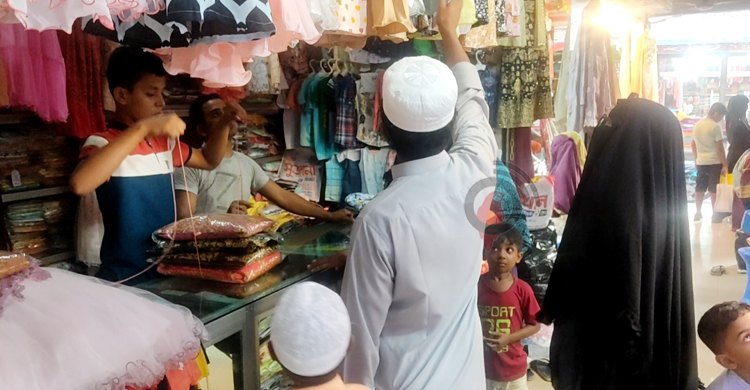 শরীয়তপুরে ঈদের বেচাকেনায় সন্তুষ্ট দোকানিরা