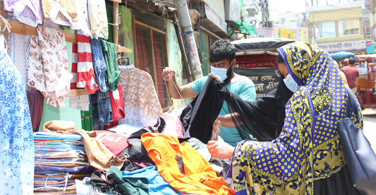 ঈদ মার্কেট : গরিব ও মধ্যবিত্তদের ভরসা ফুটপাত