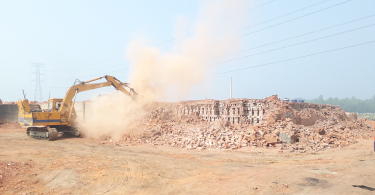 গাজীপুরে ৬ ইটভাটা গুঁড়িয়ে দিয়েছে ভ্রাম্যমাণ আদালত