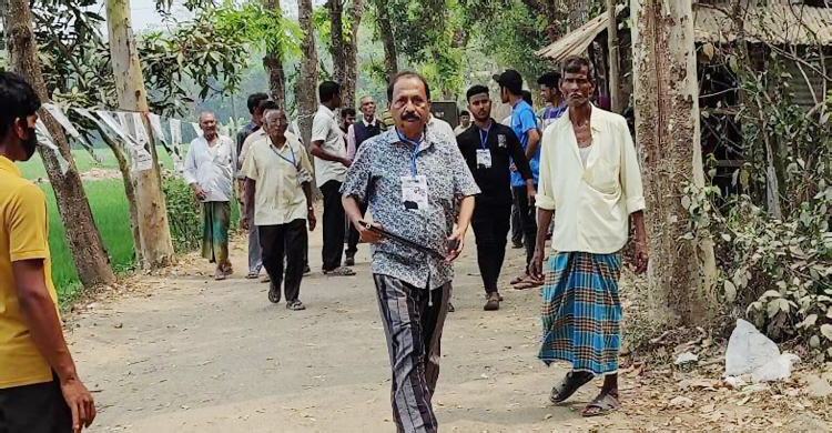 ইভিএম ছিনিয়ে কেন্দ্রের বাইরে আনলেন যুবলীগ নেতা