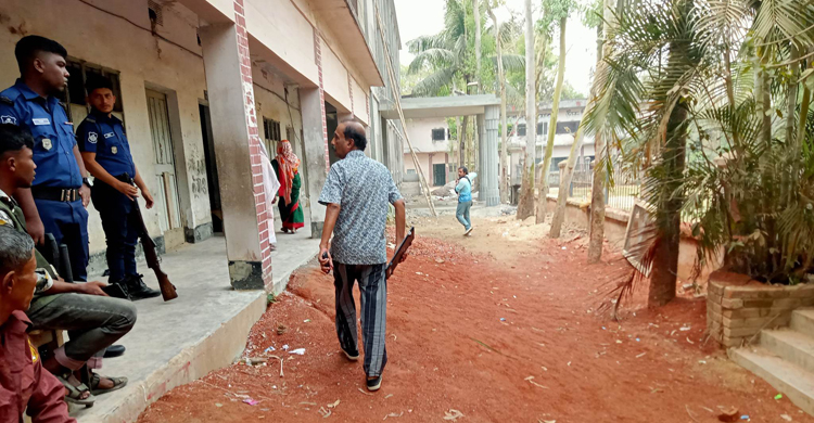 ইভিএম ছিনিয়ে কেন্দ্রের বাইরে আনলেন যুবলীগ নেতা