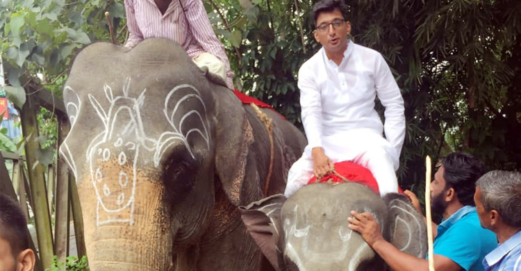 হাতির পিঠে চড়ে মনোনয়নপত্র জমা দিলেন চেয়ারম্যানপ্রার্থী