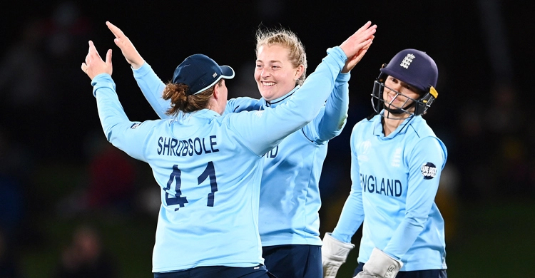 England thrash South Africa to reach final
