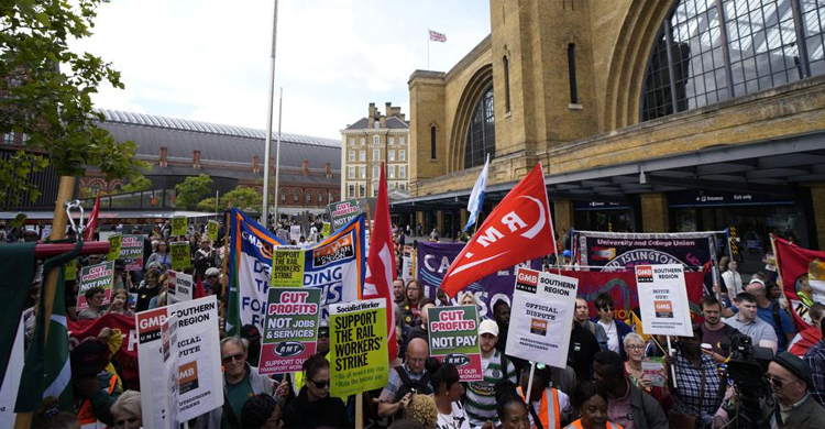 মূল্যস্ফীতির বিরুদ্ধে ইউরোপজুড়ে বিক্ষোভ, রাজনৈতিক সংকটের আশঙ্কা