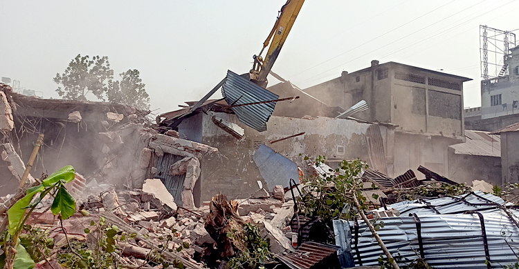 শীতলক্ষ্যা নদীর তীরে অর্ধশতাধিক অবৈধ স্থাপনা উচ্ছেদ