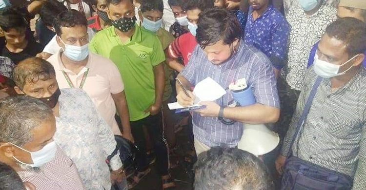 ঢামেকের সামনে অবৈধ দোকান উচ্ছেদে ডিএসসিসির অভিযান