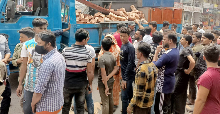 মিরপুরে ফুটপাতের দোকান উচ্ছেদে গিয়ে বাধার মুখে ডিএনসিসি