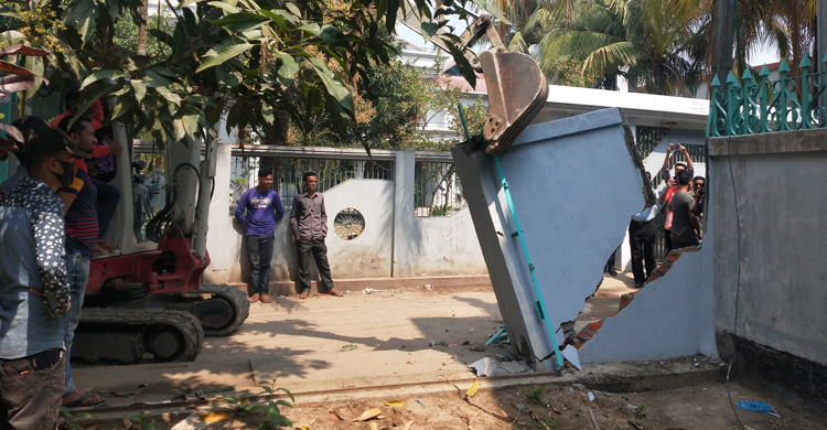 ১৫ বছর পর লন্ডন প্রবাসীর হাত থেকে রক্ষা পেল ৫০ পরিবার!