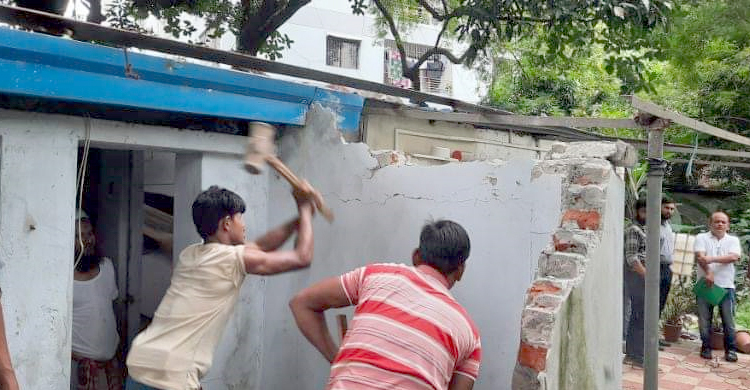 ধানমন্ডি লেক থেকে আমিন মোহাম্মদের স্থাপনা উচ্ছেদ