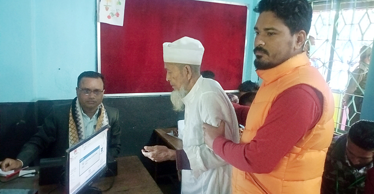 ইভিএমে ভোট দিয়ে খুশি বৃদ্ধ আব্দুল হক