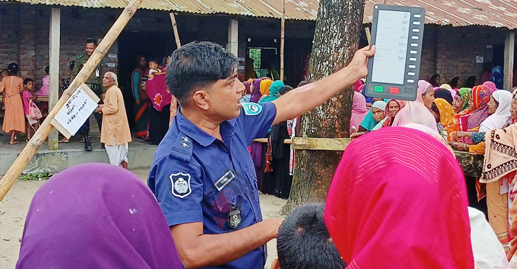 বিড়ম্বনা এড়াতে ইভিএমে ভোট দেওয়া শেখাচ্ছে পুলিশ