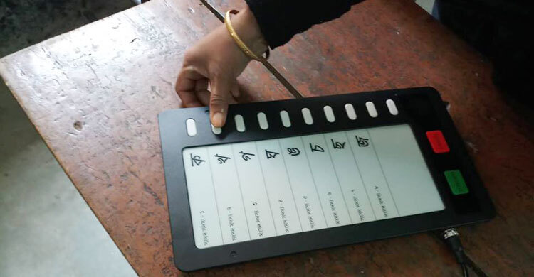 প্রথমবারের মতো ইভিএমে ভোট দিচ্ছেন ছাগলনাইয়া পৌরবাসী