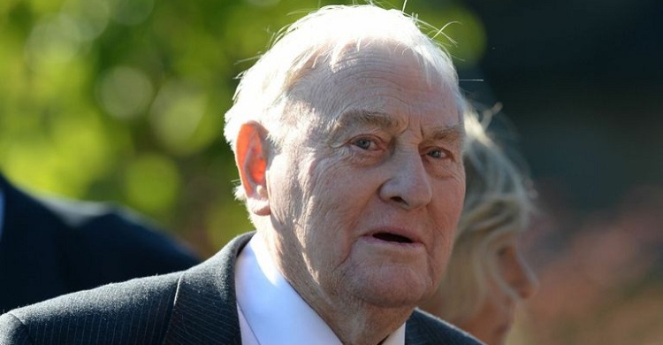 Ex-England captain lllingworth dies