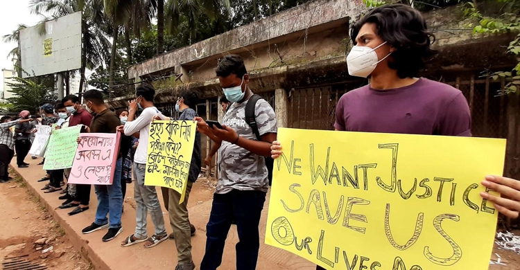 ‘ও’ এবং ‘এ’ লেভেল’ পরীক্ষা স্থগিত চেয়ে হাইকোর্টে শিক্ষার্থী