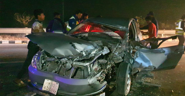 এক্সপ্রেসেওয়েতে দাঁড়িয়ে থাকা পিকআপে প্রাইভেটকারের ধাক্কা