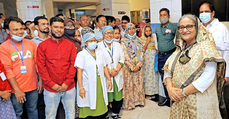 ১০ টাকায় টিকিট কেটে চোখের পরীক্ষা করালেন প্রধানমন্ত্রী
